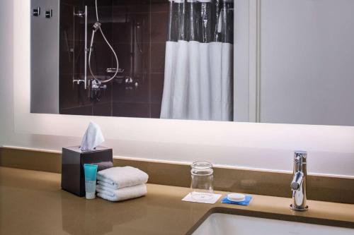 Suite de 1 dormitorio con cama extragrande y cocina - Planta superior del hotel Hyatt House New York/chelsea. Foto 11