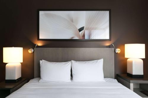 Suite de 1 dormitorio con cama extragrande y cocina - Planta superior del hotel Hyatt House New York/chelsea. Foto 12