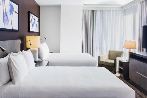 Habitación Den con 2 camas grandes del hotel Hyatt House New York/chelsea. Foto 6