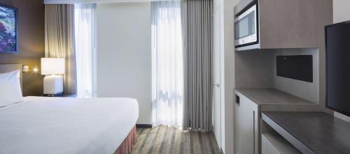 Habitación Den con cama extragrande del hotel Hyatt House New York/chelsea. Foto 6