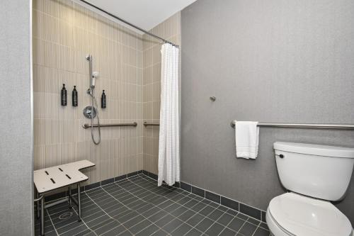 Habitación Doble con ducha accesible en silla de ruedas - Adaptada para personas con movilidad reducida/discapacidad auditiva - 2 camas dobles del hotel Aloft Long Island City-manhattan View. Foto 1