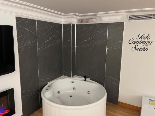 Suite Deluxe con bañera de hidromasaje del hotel Gran Liber & Spa. Foto 1