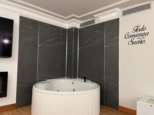 Suite Deluxe con bañera de hidromasaje del hotel Gran Liber & Spa. Foto 9