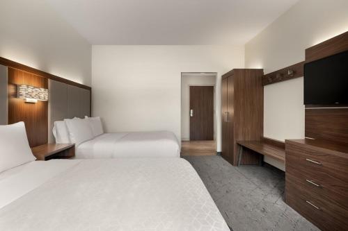 Habitación Doble Estándar con 2 camas grandes del hotel Holiday Inn Express Queensbury-lake George Area. Foto 2