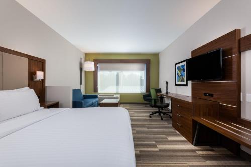 Suite con cama extragrande del hotel Holiday Inn Express Queensbury-lake George Area. Foto 1