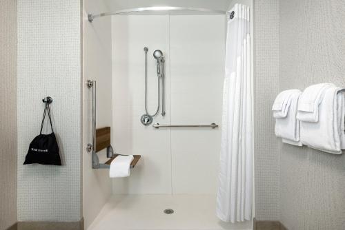 Habitación con cama extragrande y ducha a ras de suelo - Adaptada para personas con movilidad reducida del hotel Holiday Inn Express Queensbury-lake George Area. Foto 4