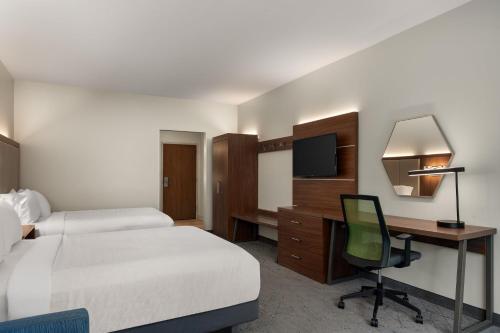 Suite con cama grande del hotel Holiday Inn Express Queensbury-lake George Area. Foto 4