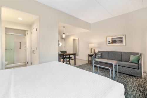 Suite Estudio con cama extragrande y vistas al río - No fumadores del hotel Homewood Suites By Hilton Schenectady. Foto 3