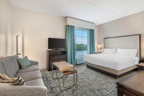 Suite de 1 dormitorio con cama extragrande y vistas al río - No fumadores del hotel Homewood Suites By Hilton Schenectady. Foto 3