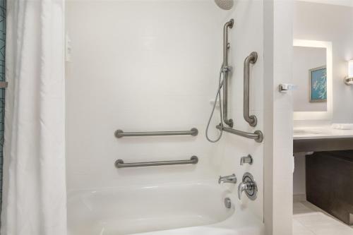 Suite con 2 camas grandes y bañera adaptada para personas de movilidad reducida del hotel Homewood Suites By Hilton Schenectady. Foto 1