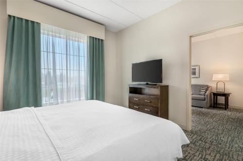 Suite de 1 dormitorio con cama extragrande - No fumadores del hotel Homewood Suites By Hilton Schenectady. Foto 2