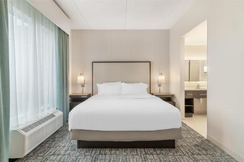 Suite Deluxe con cama extragrande para no fumadores del hotel Homewood Suites By Hilton Schenectady