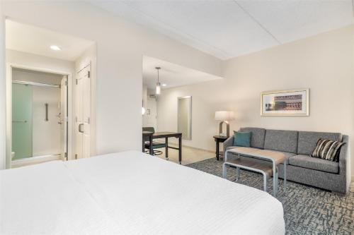 Suite Deluxe con cama extragrande para no fumadores del hotel Homewood Suites By Hilton Schenectady. Foto 1