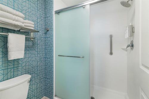 Suite Deluxe con cama extragrande para no fumadores del hotel Homewood Suites By Hilton Schenectady. Foto 2