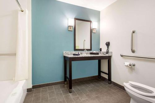 Habitación con 1 cama extragrande y para personas con movilidad reducida - No fumadores del hotel Sleep Inn & Suites Middletown - Goshen