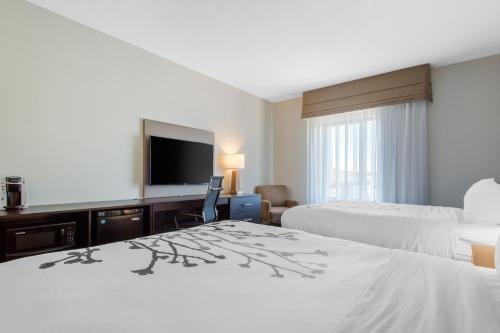 Habitación con 2 camas grandes - Adaptada para personas con movilidad reducida - No fumadores del hotel Sleep Inn & Suites Middletown - Goshen. Foto 3