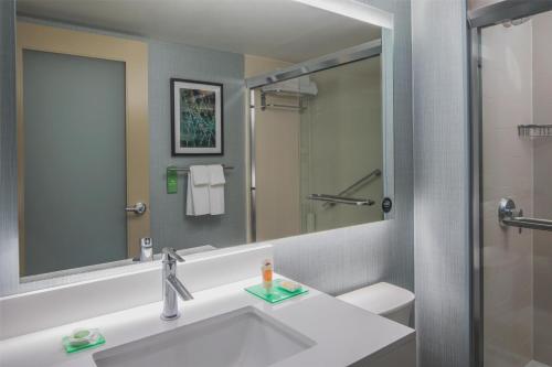 Habitación con cama extragrande del hotel Hyatt Place Long Island City/new York City
