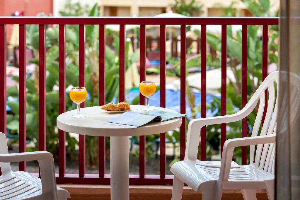 Habitación familiar Vista Piscina del hotel Best Jacaranda. Foto 2