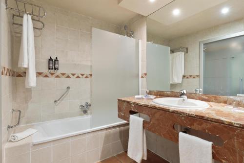 Habitación doble con balcón del hotel Best Jacaranda. Foto 15