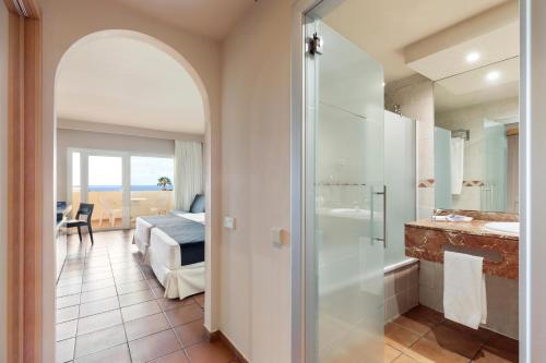 Habitación Doble con balcón del hotel Best Jacaranda. Foto 3