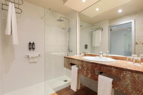 Habitación Doble con balcón del hotel Best Jacaranda. Foto 6