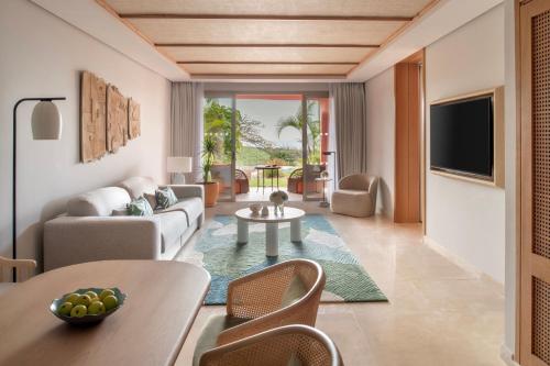 Retiro Solo adultos, Suite de 1 dormitorio con vistas al jardín y piscina privada del hotel The Ritz-carlton Tenerife, Abama. Foto 8