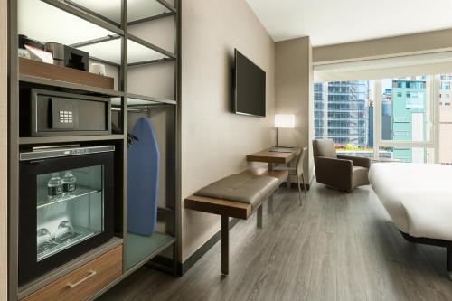 Habitación con cama extragrande y vistas a la ciudad del hotel Ac By Marriott New York Times Square
