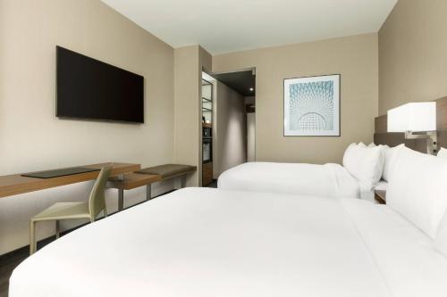 Habitación Doble con vistas a la ciudad - 2 camas dobles del hotel Ac By Marriott New York Times Square. Foto 2