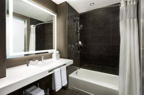 Habitación doble con bañera - Adaptada para personas de movilidad reducida/con discapacidad auditiva del hotel Ac By Marriott New York Times Square. Foto 3