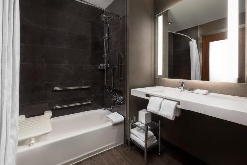 Habitación Doble adaptada para personas con discapacidad auditiva y movilidad reducida con bañera adaptada - 2 camas dobles del hotel Ac By Marriott New York Times Square. Foto 3