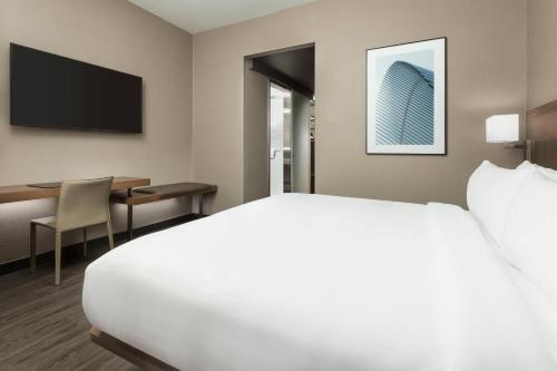 Habitación King con ducha sin escalón (roll‑in) – accesible para movilidad y audición del hotel Ac By Marriott New York Times Square. Foto 1