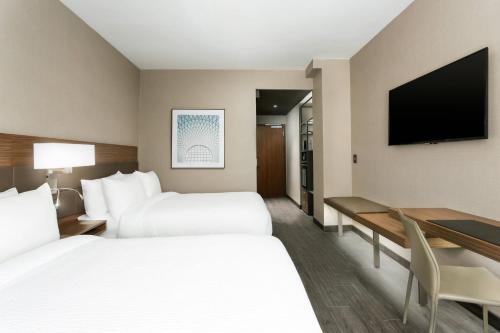 Habitación Doble Estándar con 2 camas dobles del hotel Ac By Marriott New York Times Square. Foto 1