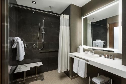 Habitación Doble Estándar con 2 camas dobles del hotel Ac By Marriott New York Times Square. Foto 3