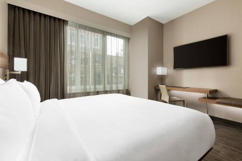 Habitación King - accesible para personas con discapacidad auditiva del hotel Ac By Marriott New York Times Square. Foto 2