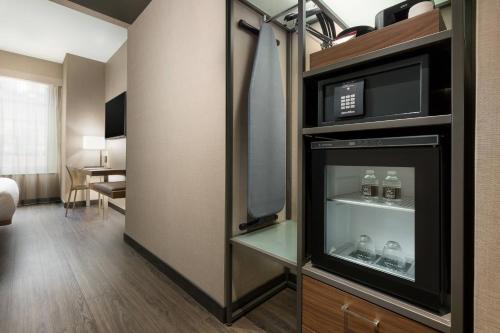 Habitación Doble - adaptada para personas con problemas de audición - cama extragrande del hotel Ac By Marriott New York Times Square. Foto 3