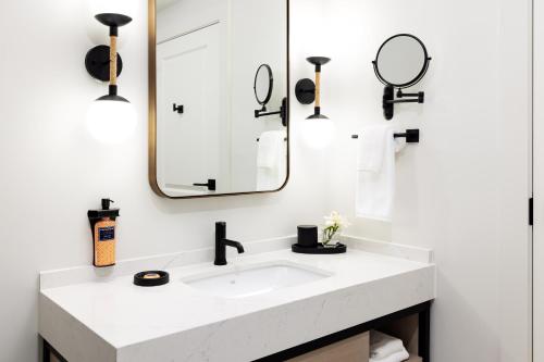 Accesible | 1 cama King con ducha del hotel The Pell - Part Of Jdv By Hyatt. Foto 5