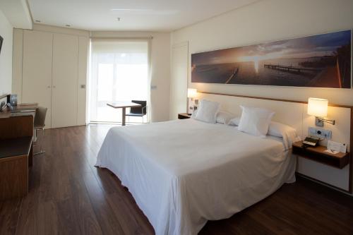 Habitación con vistas a la piscina - 1 cama grande del hotel Primus Valencia. Foto 1
