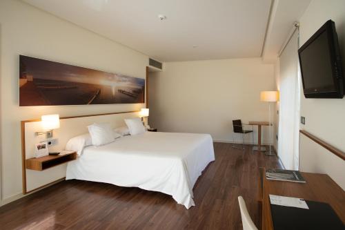 Habitación con vistas a la piscina - 1 cama grande del hotel Primus Valencia. Foto 2