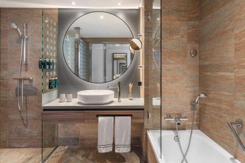 Habitación Meliá del hotel Melia Valencia. Foto 1