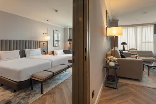 Grand Suite Familiar del hotel Melia Valencia. Foto 7