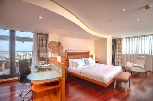 Suite Ático The Level del hotel Melia Valencia. Foto 5