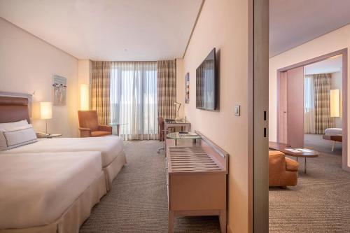 Habitación Meliá comunicada del hotel Melia Valencia. Foto 1