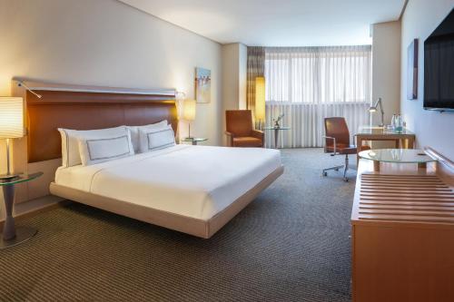 Habitación Meliá con 1 cama extragrande del hotel Melia Valencia. Foto 3