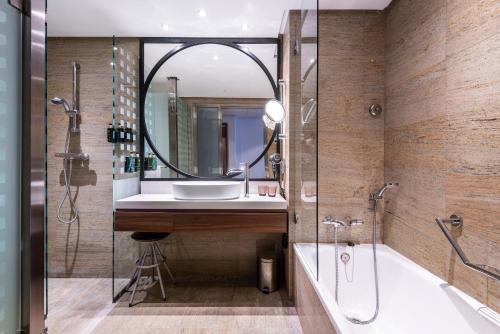 Habitación Supreme del hotel Melia Valencia. Foto 1