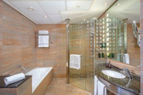 Habitación Familiar del hotel Melia Valencia. Foto 6