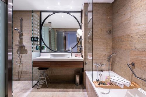 Habitación comunicada Supreme del hotel Melia Valencia. Foto 4