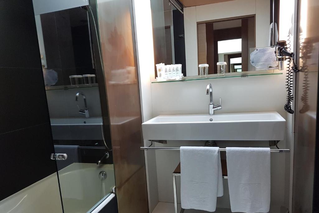 Habitación doble Parking incluido del hotel Vincci Zentro Zaragoza. Foto 6