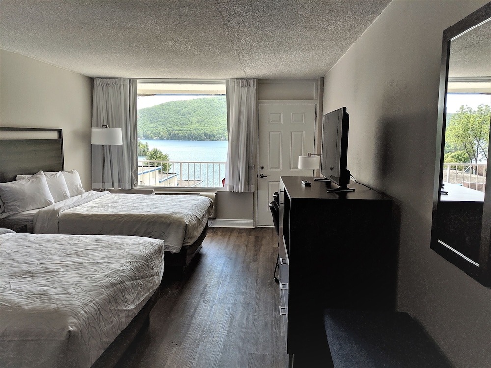 Habitación, 2 camas de matrimonio, vistas al lago del hotel Lakefront Terrace Resort. Foto 1