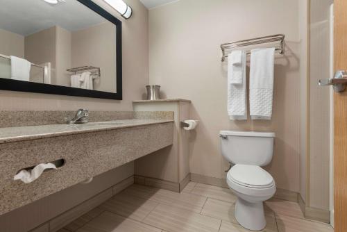 Habitación con cama extragrande y bañera de hidromasaje - No fumadores del hotel Best Western University Inn. Foto 4