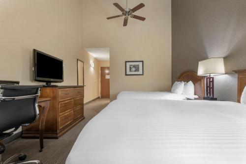Habitación con 2 camas grandes del hotel Best Western University Inn. Foto 1